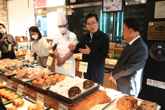 정황근 농식품부 장관이 가루쌀 가공업체를 방문했다. <농식품부>